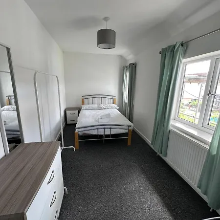 Large House Ideal For Work With Parking And Private Garden Holiday home