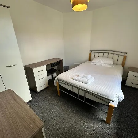 Holiday home Large House Ideal For Work With Parking And Private Garden