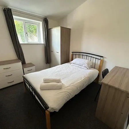 Large House Ideal For Work With Parking And Private Garden *