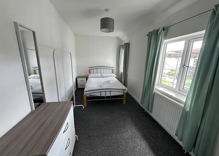 Large House Ideal For Work With Parking And Private Garden Holiday home