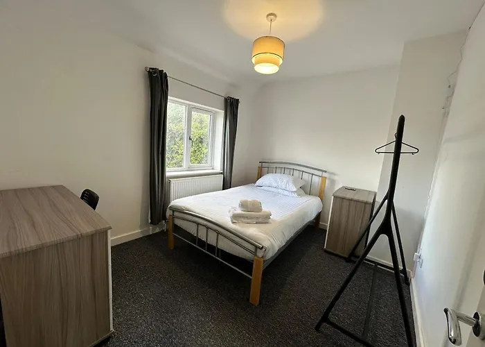 Large House Ideal For Work With Parking And Private Garden Holiday home Bristol