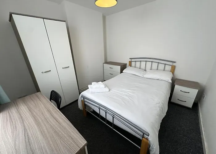 Holiday home Large House Ideal For Work With Parking And Private Garden *