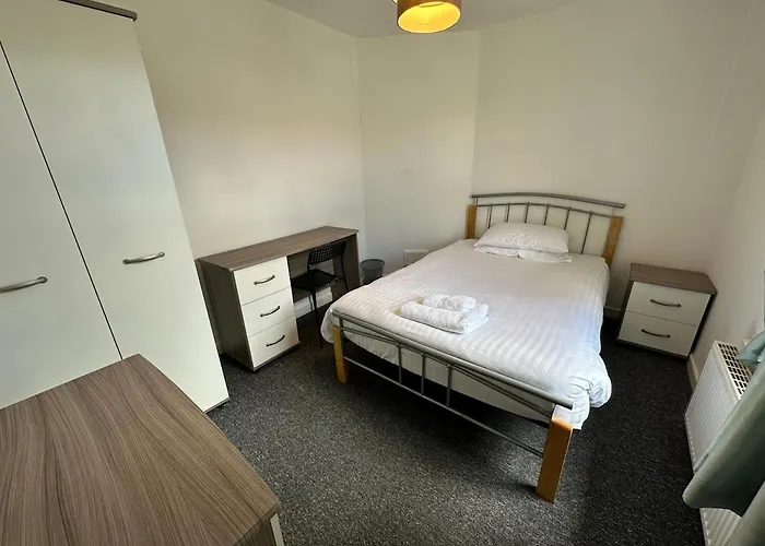 Holiday home Large House Ideal For Work With Parking And Private Garden