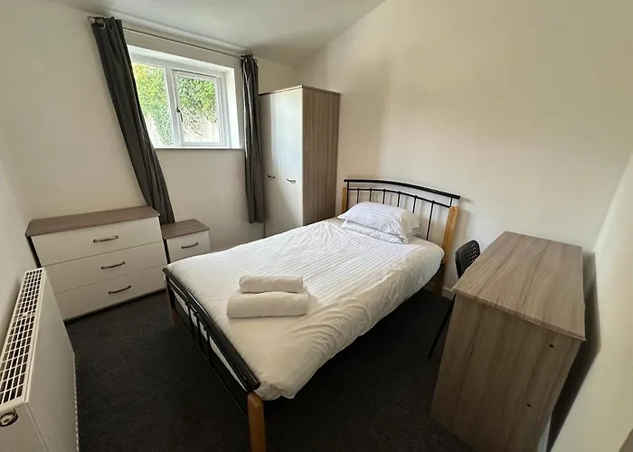 Large House Ideal For Work With Parking And Private Garden *