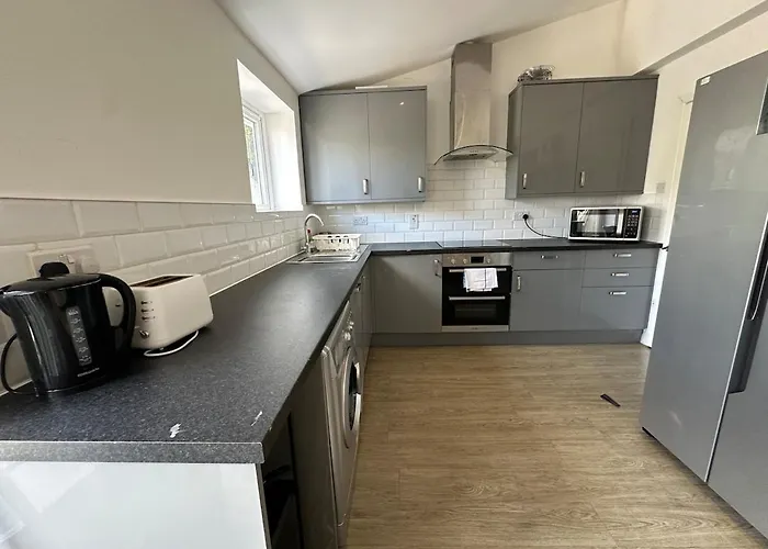 Large House Ideal For Work With Parking And Private Garden