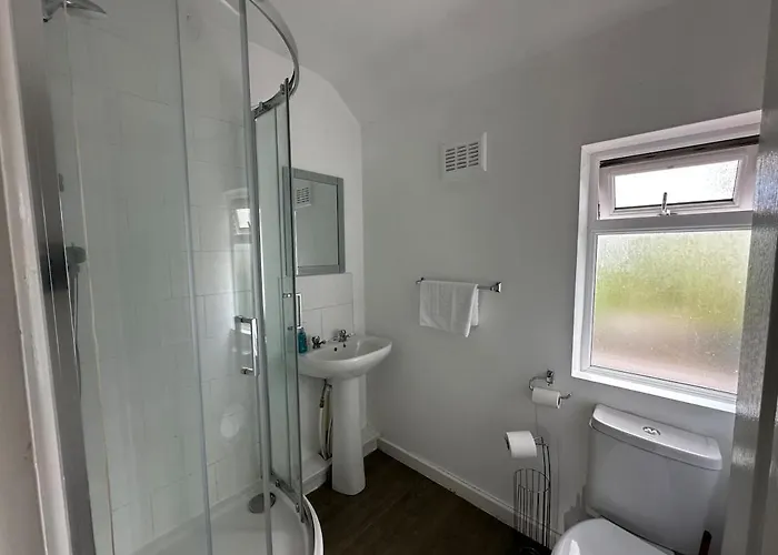 Large House Ideal For Work With Parking And Private Garden Holiday home *