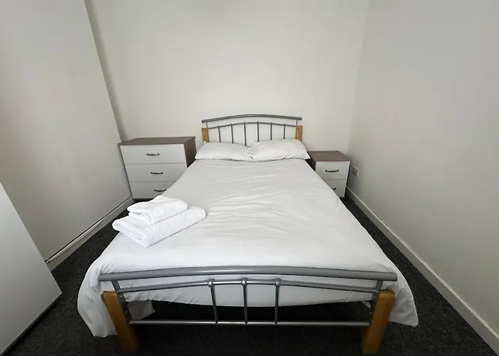 Large House Ideal For Work With Parking And Private Garden