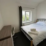 Σπίτι διακοπών Large House Ideal For Work With Parking And Private Garden *