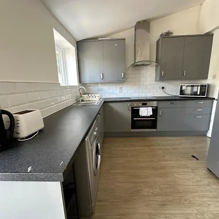 Large House Ideal For Work With Parking And Private Garden
