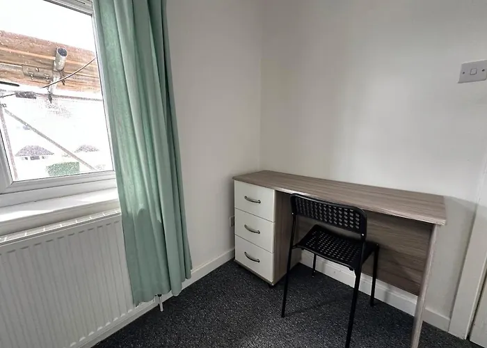 Large House Ideal For Work With Parking And Private Garden