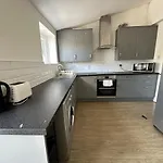 Large House Ideal For Work With Parking And Private Garden