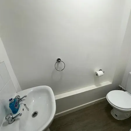 Large House Ideal For Work With Parking And Private Garden Ferienhaus