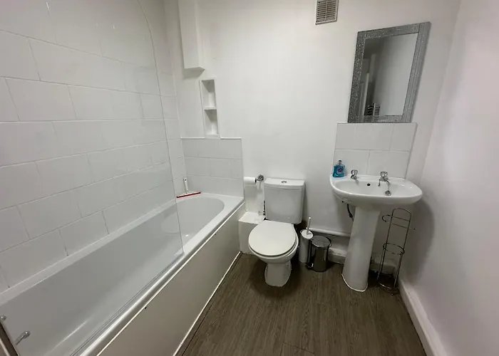 Large House Ideal For Work With Parking And Private Garden Ferienhaus